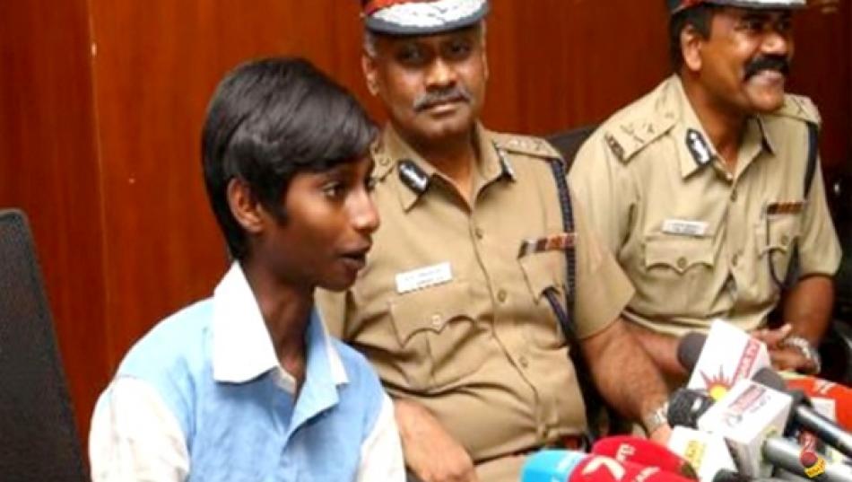 Boy catches thief after chase, police commissioner rewards him